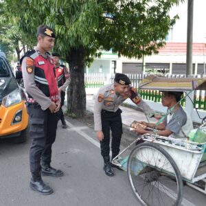 *Sambil Patroli Polisi Berbagi Nasi Kotak ke Pekerja Jalanan di Situbondo*