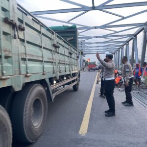 *Polres Probolinggo Siagakan Personel dan Siapkan Jalur Alternatif Akibat Lubang di Jembatan Pajarakan*