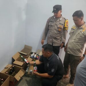 *Polisi Tertibkan Penjualan Miras Ilegal di Malang*