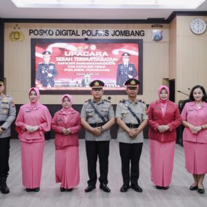 *Penyegaran Organisasi, Kapolres Jombang Pimpin Upacara Sertijab Dua Kapolsek Jajaran*