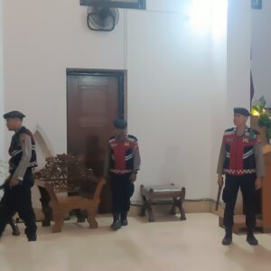 *Polres Blitar Kota Lakukan Sterilisasi Gereja Jamin Keamanan Ibadah Rangkaian Paskah*