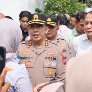 *Polres Pelabuhan Tanjungperak Dampingi Pemkot Surabaya Segel Gudang Sentoso Seal*