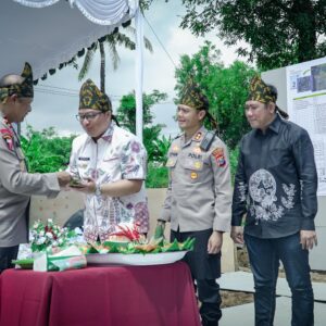*Kapolda Jatim Kunjungi Pulau Bawean Resmikan Pembangunan Mapolsek Tambak*