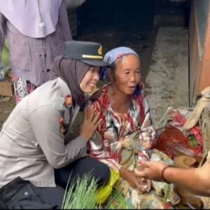 *Polisi Datang Nenek Penjual Rempah yang Ditipu Pembeli Pakai Uang Mainan di Pamekasan Senyum Riang*