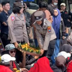 *Polisi Berbagi Gorengan Hingga Bersihkan Sampah Usai Aksi Mayday di Kota Malang, Netizen: Ini Baru Humanis*
