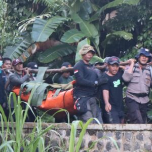 *Penuh Perjuangan Polisi Bersama Tim SAR Berhasil Evakuasi Jenazah Pendaki di Gunung Saeng Bondowoso*