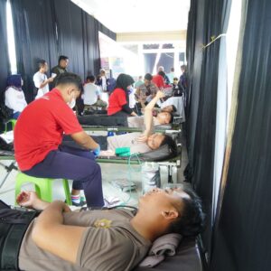*Tak Ada Aksi di Jalan Pekerja bersama Polisi dan Apindo Gelar Donor Darah Peringati May Day di Ponorogo*