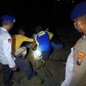 *Dua Hari Dilakukan Pencarian Polisi Berhasil Evakuasi Nelayan yang Hilang di Perairan Lamongan*
