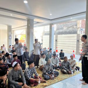*Hardiknas Polres Probolinggo Beri Edukasi Santri Kenalkan Program Keselamatan Berkendara*
