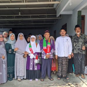 Bupati Jombang Berangkatkan Rombongan Jemaah Haji Asal Jombang 1446H/2025M Dari Pendopo Kabupaten Jombang Menuju Asrama Haji Sukolilo Surabaya.