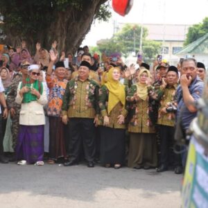 Suasana Haru, Jamaah Haji Kloter 19 Jombang Dilepas Bupati Warsubi, Semoga Jadi Haji Mabrur.