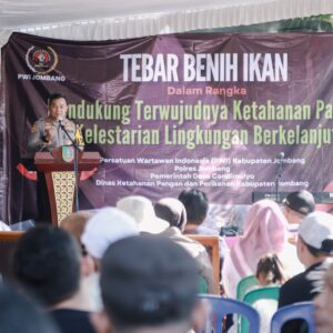 *Kolaborasi Polisi bersama PWI Jaga Kelestarian Lingkungan dan Ketahanan Pangan Tebar Benih Ikan di Sungai Jombang*