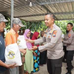 *Cangkrukan Kamtibmas Polres Kediri Kota Berbagi Sembako dan Gelar Bakti Kesehatan*