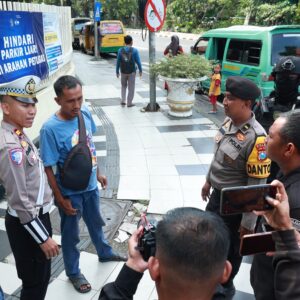 *Cegah Aksi Premanisme Polda Jatim Gelar Patroli Skala Besar di Operasi Pekat II Semeru 2025*