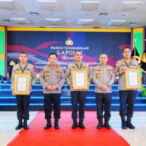 *Bukti Nyata Dukung Asta Cita, SDM Polda Jatim Diganjar Berbagai Penghargaan*
