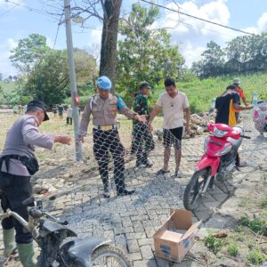 *Solid, Polisi dan TNI bersama Warga Pasang Bronjong Cegah Longsor di Bojonegoro*