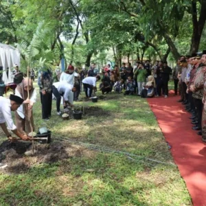 Pemkab Jombang resmikan program “1 pernikahan 1 pohon lestari”.