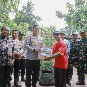 *Kapolres Jombang Kunjungi Desa Percontohan Program Pekarangan Pangan Bergizi di Mojotrisno*