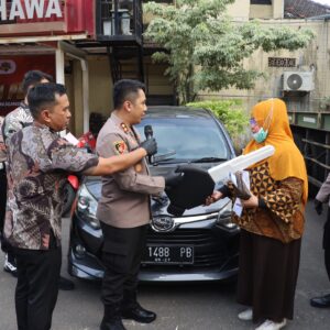 *Senyum Sumringah Korban Curanmor Saat Polres Pelabuhan Tanjungperak Temukan dan Kembalikan Kendaraan yang Hilang*
