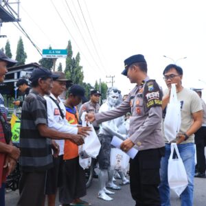 *Polisi Peduli, Turun ke Jalan Salurkan Bansos untuk Pekerja Jalanan di Ngawi*