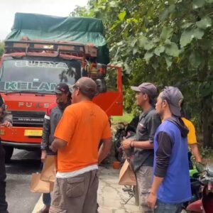 *Polres Situbondo Berbagi Makanan Gratis Untuk Sopir Truk dan Angkutan Umum*
