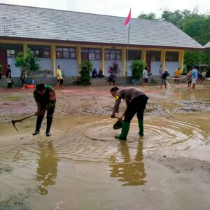 *Gotong Royong Polisi dan TNI bersama Warga Bersihkan Sisa Meterial Banjir di Tuban*