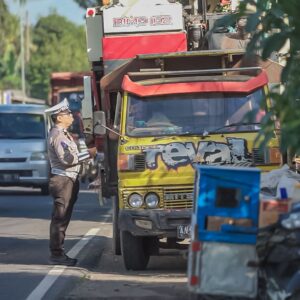 *Operasi Gabungan Polres Jember Sosialisasi Larangan Kendaraan ODOL*