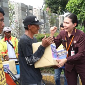 *Sespimmen Polri Dikreg ke-65 Gelar Baksos di Terminal GSN Tanjung Perak, Sasar TKBM dan Pengemudi Bentor*
