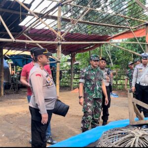 *Personel Gabungan Polres Pasuruan Bongkar Arena Sabung Ayam di Purwodadi*