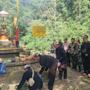*Polres Probolinggo Kawal Kegiatan Adat Mendak Tirta di Air Terjun Madakaripura Jelang Yadnya Kasada*