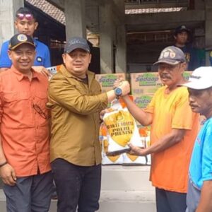 *Kapolres Jombang Turun Langsung Salurkan Bantuan Korban Banjir di Kademangan, Mojoagung*