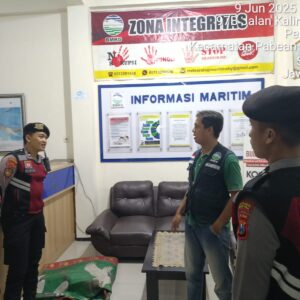 *Waspadai Potensi Banjir Rob, Polres Pelabuhan Tanjungperak dan BMKG Kolaborasi Pantau Pesisir Surabaya*