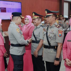 *Rotasi Jabatan, Kapolres Jombang Pimpin Upacara Sertijab Kasat Resnarkoba dan Kapolsek Jajaran*