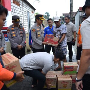 *Kapolres Gresik Salurkan Bantuan Sosial Bagi Warga Terdampak Banjir di Benjeng*