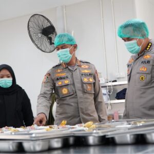 *Polda Jatim Dukung Asta Cita Salurkan Ribuan Porsi Makanan Bergizi Gratis Untuk Pelajar*