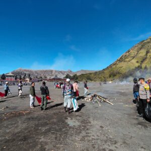 *Sambut Hari Bhayangkara ke-79, Polres Probolinggo Bersih – bersih di Gunung Bromo*