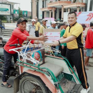 *Jelang HUT Bhayangkara ke-79, Kapolres Jombang Bagikan Bansos Sembako kepada Juru Parkir dan Abang Becak*
