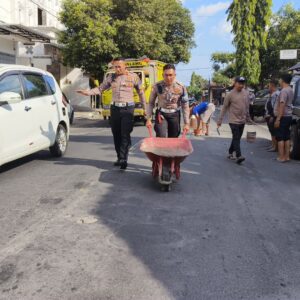 *Minimalisir Laka Lantas Polres Bondowoso Tambal Jalan Berlubang: Bakti Polri di Hari Bhayangkara ke – 79
