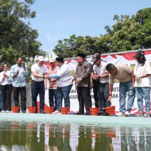 *Polres Jombang dan Pemkab Bersinergi Dukung Ketahanan Pangan, Tebar Benih 10 ribu Ikan Nila*