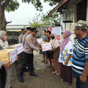 *Senyum Renyah Warga Terima Bantuan Polres Madiun Kota di Hari Bhayangkara ke -79*