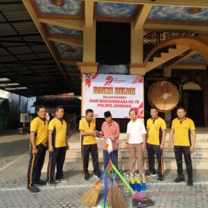 *Polres Jombang Gelar Bakti Religi di Masjid Al-Ikhlas Jelakombo, Salurkan Bantuan Alat Kebersihan*