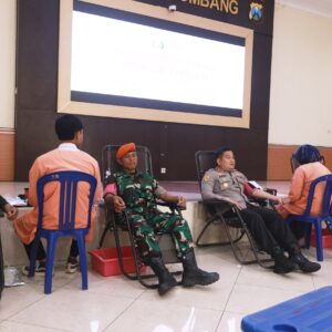 *HUT Bhayangkara ke-79, Polres Jombang Peduli Sesama Lewat Aksi Donor *Darah*