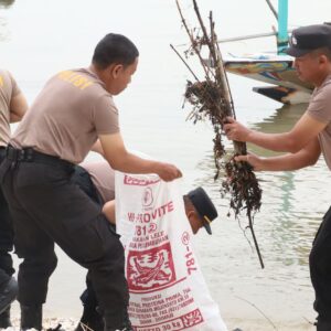 *Polri Peduli Lingkungan : Polres Pelabuhan Tanjungperak Bersihkan Pesisir Surabaya Sambut Hari Bhayangkara ke-79*