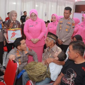 *Polres Blitar Gelar Khitan Massal Salurkan Bansos untuk Anak Yatim Piatu dan Difabel di Hari Bhayangkara ke – 79