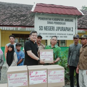 *Kapolres Jombang Salurkan Bansos kepada Warga Dusun Kedungdendeng dan Guru Yang Mengajar di Pelosok Hutan*