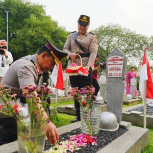 Jelang Hari Bhayangkara, Kapolri Ziarah ke Makam BJ Habibie hingga Hoegeng