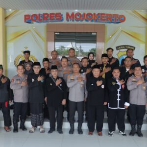 Dikukuhkan Polres Mojokerto Satgas PAM Sentot Prawirodirdj*o Siap Jaga Malam Satu Suro*
