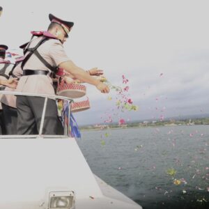 *Peringati Hari Bhayangkara ke-79, Polresta Banyuwangi Tabur Bunga di Selat Bali*