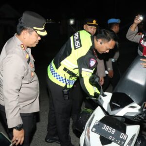 *Polres Nganjuk Gelar Patroli SREG dan Penyekatan di Perbatasan Suroan Berjalan Kondusif*
