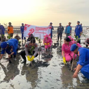 *Jelang Hari Bhayangkara, Polres Situbondo Tanam Mangrove dan Bagi Bansos untuk Warga Pesisir*